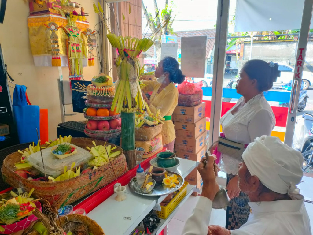 Piodalan Toserba BUM Desa Tri Manunggal Jaya Dalung, Betepatan Dengan Rahina Buda Cemeng Kelawu